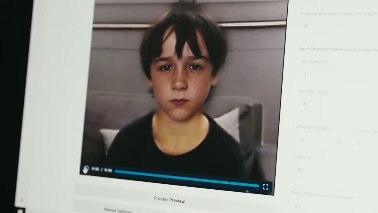 La replica infantile visualizzata sul monitor. Fotogramma da Me to the Power of Two, DIZH, 24 agosto 2026. Video: ANSICH.