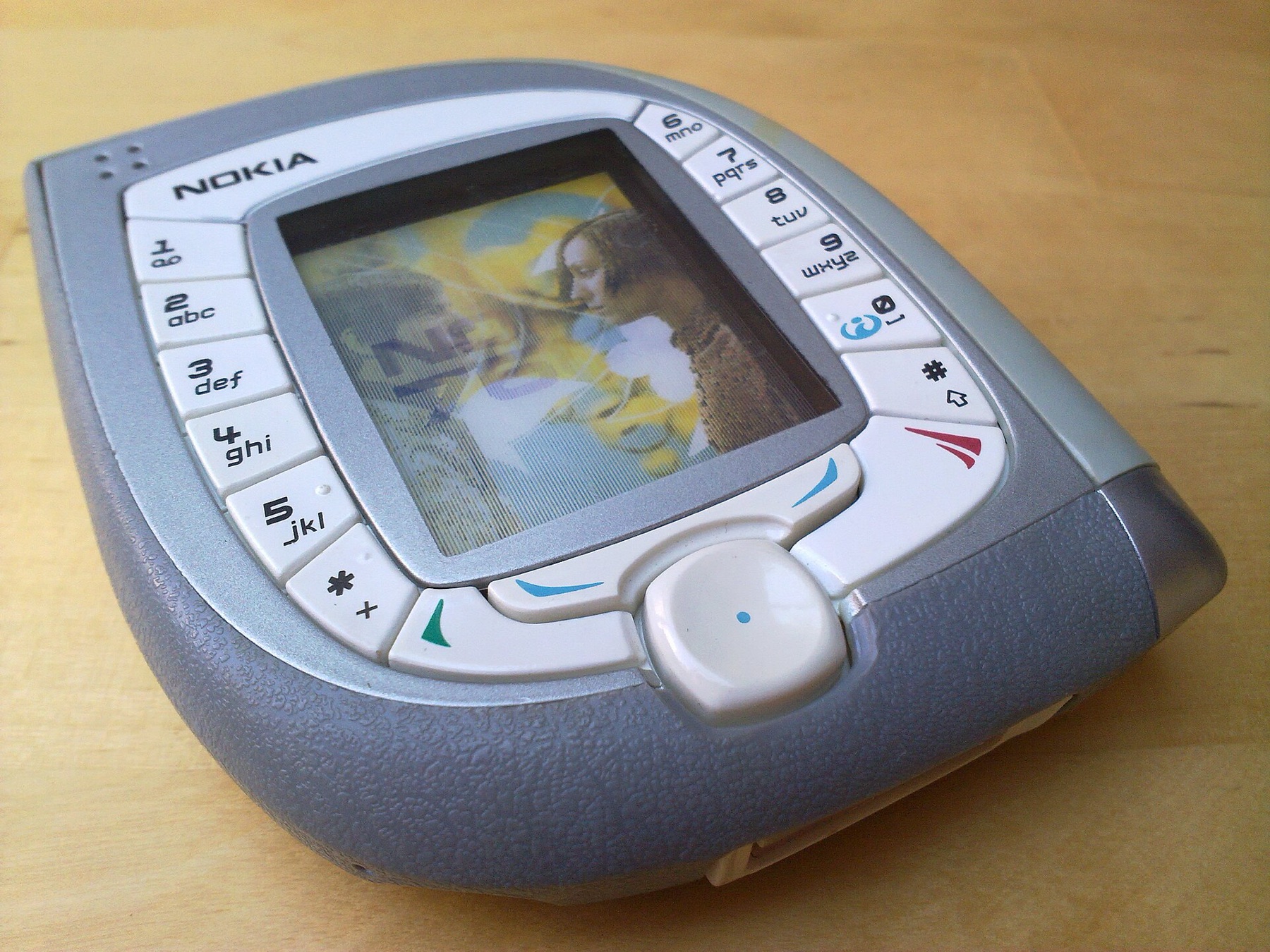 Il Nokia 7600 visto di tre quarti: forma a goccia, tasti numerici disposti in due colonne ai lati dello schermo.