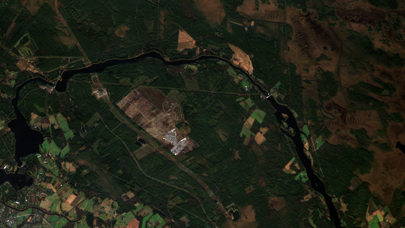 Il cantiere del data center di Google a Muhos, in Finlandia, il 18 ottobre 2026: al centro l'area tagliata e preparata, in alto e a destra il fiume Oulujoki. Foto: dati Copernicus Sentinel-2 modificati (2026) / ESA, licenza dei dati Copernicus (https://sentinels.copernicus.eu/documents/247904/690755/Sentinel_Data_Legal_Notice). Ritaglio: KANSEI.