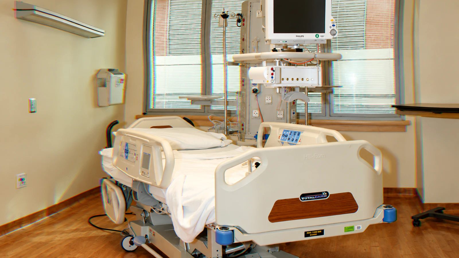 Foto d’archivio illustrativa: Diane A. Reid / National Cancer Institute, pubblico dominio. Stanza NIH, Bethesda, 2004, estranea agli ospedali dello studio. Ritaglio e trattamento RGB/onda con AI: KANSEI.