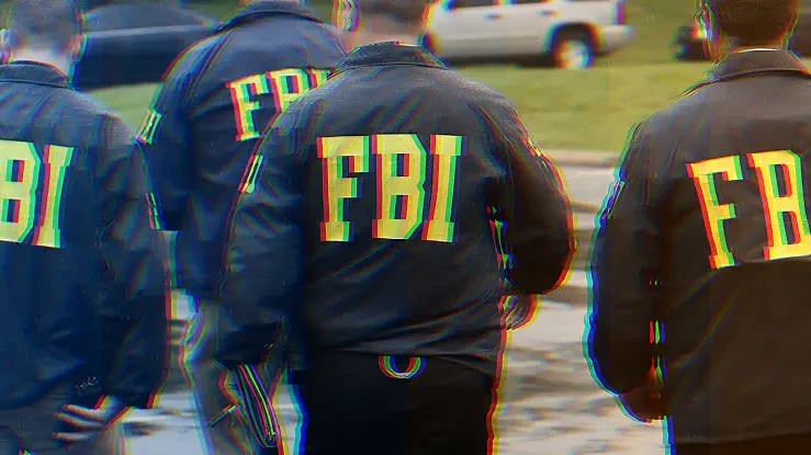 Gli hacker che dicono di avere i dati di tutti i dipendenti dell’FBI chiedono al Bureau di ritirare un avviso