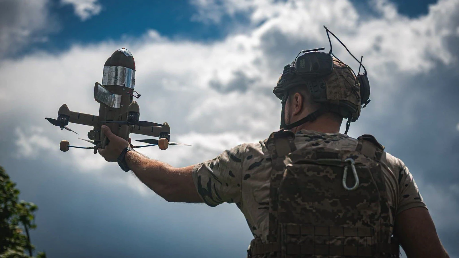Un soldato della 114ª brigata di difesa territoriale ucraina lancia un drone intercettore Sting, 22 giugno 2026. Foto: Stato maggiore delle Forze armate ucraine / Wikimedia Commons, CC BY 4.0 (https://creativecommons.org/licenses/by/4.0/). Ritaglio: KANSEI.